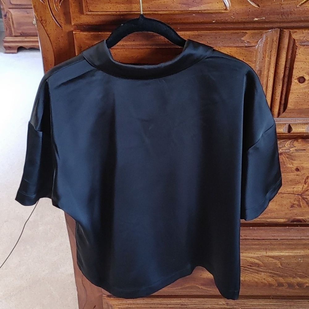 NWT WOMEN'S BLACK SHORT SLEEVE SATIN BUTTON DOWN BLOUSE SIZE MEDIUM - Picture 3 of 10